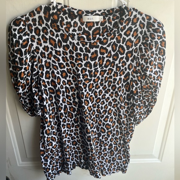 ALC Women’s Kati Leopard Print Super Soft Twist Puffed Sleeve Tee Sz Small - Picture 2 of 7